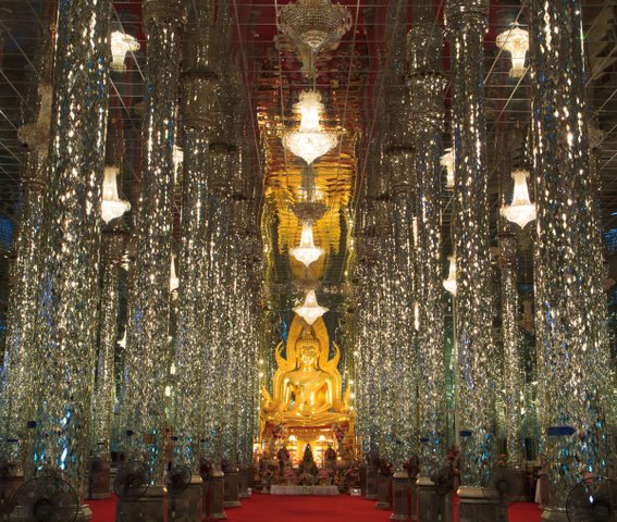 Goldene Buddhastatue im Kristalltempel in Thailand