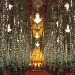 Goldene Buddhastatue im Kristalltempel in Thailand