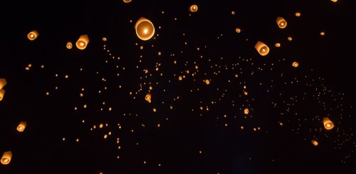 Yi Peng Lichterfest Chiang Mai - unzählige Papierlaternen steigen in den Himmel