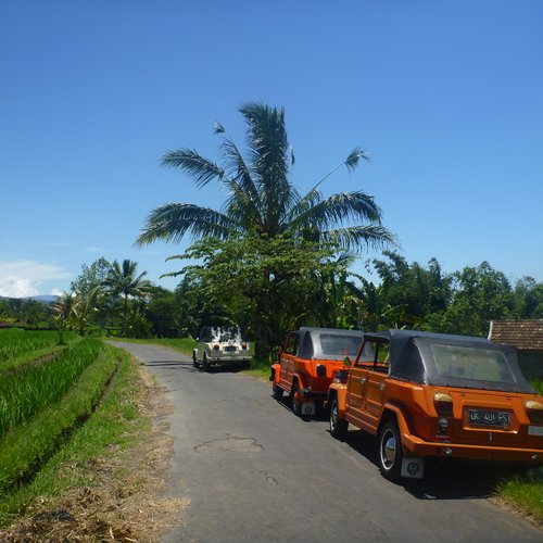 mit den klassischen VW Kübelwagen auf Tour durch Bali abseits der üblichen Wege!