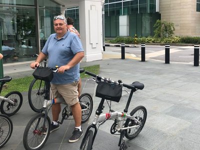 Singapur mit dem Fahrrad - kaum richtige Fahrradwege, aber viel Platz für die Räder. Es ist fast alles flach, auf Grund der Temperaturen wird das Fahrrad aber kaum für die täglichen Arbeitswege in Singapur genützt. 