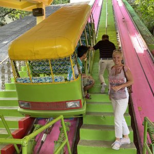 Standseilbahn zum Tempel zur Zeremonie mit Räucherstäbchen, Lotusblumen und Blattgold für den Buddha