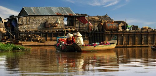 Boot vor einem Fischerdorf am Tonle Sap