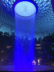 HSBC Rain Vortex - der 40m hohe Indoor Wasserfall am Changi Airport Singapur und eines der Highlights im Jewel. Regelmäßige Licht- und Soundshow. 