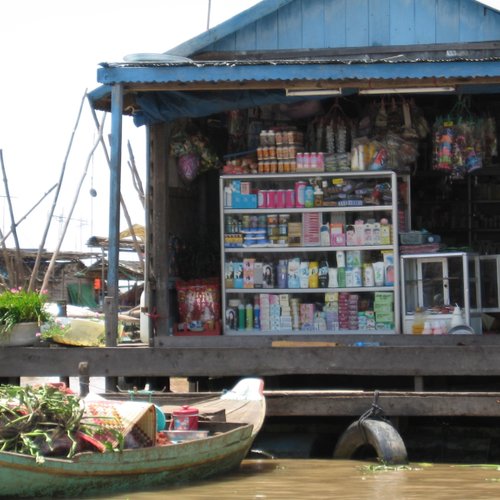 schwimmendes Geschäft in einem schwimmenden Dorf am Tonle Sap See