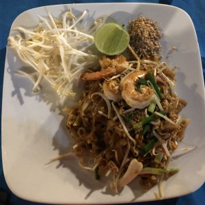 Pad Thai mit Garnelen - traditionell immer die erste Mahlzeit nach der Ankunft in Thailand