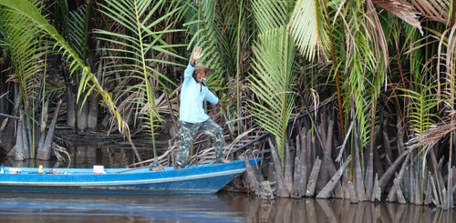 bei der Fahrt im Tanjung Nationalpark passiert man Dörfer und kleine Fischerhütten und begegnet natürlich den Menschen in ihrem Alltag