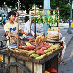 Saigon Straßenstand mit Obst und Gemüse Südvietnam