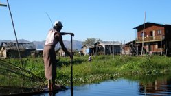 Inlesee Mynamar Local Man returning home