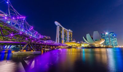 Skyline von Singapur mit Helix Bridge, Marina Bay Sands, Art Science Museum (blütenförmiges Gebäude), Marina Bay Financial Centre