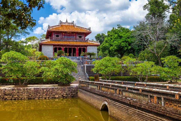 Minh Lau Pavillon Trung Dao Bruecke Minh Mang Grab Hue Vietnam Indochina