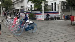 typische Fahrräder in der Altstadt von Jakarta