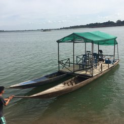 gemächlich mit dem Boot am Mekong in der Region der 4000 Inseln in Südlaos