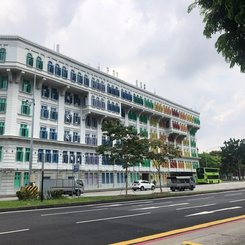 ehemalige Polizeistation Singapur in der Hill Street, bekannt für die Fensterläden in Regenbogenfarben