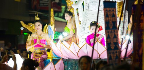 geschmückte Umzugswagen beim Lichterfest Loy Krathong Chiang Mai