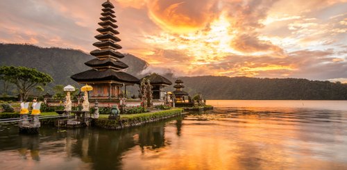 Abendstimmung am Bratansee. Kitschig? Ja, aber an den großartigen Sonnneuntergängen führt auch bei Bali-Rundreisen kein Weg vorbei!