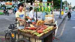 Saigon Straßenstand mit Obst und Gemüse Südvietnam