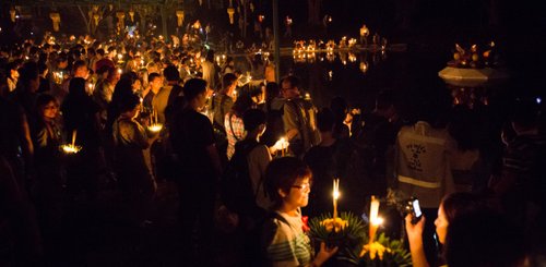 zum Lichterfest Loy Krathong werden unzählige Krathongs gebracht