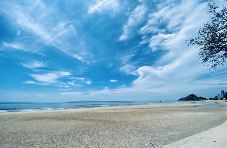 Hua Hin Strand Monkey Mountain im Hintergrund