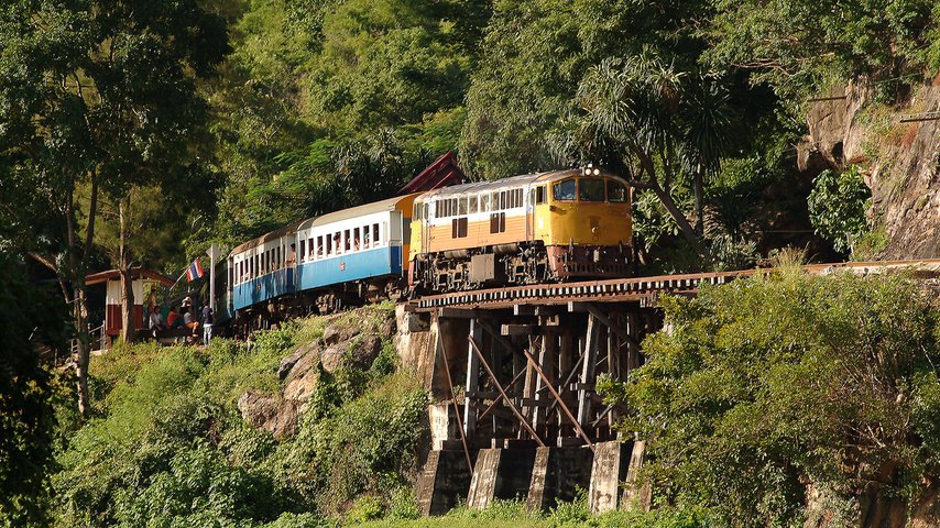 Fahrt mit der historischen Todesbahn Kanchanburi Zentralthailand