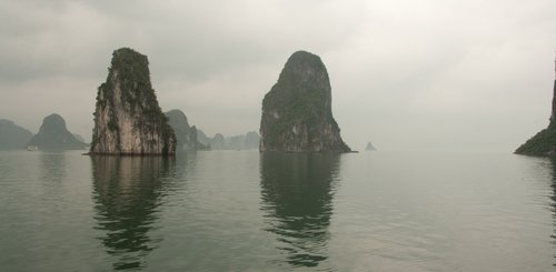 Halongbucht im Nebel Vietnam UNESCO Weltnaturerbe Indochina