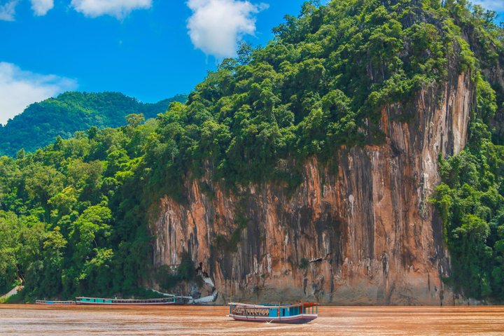 Pak Ou Höhlen an einer Steilklippe des Mekong heiliger buddhistischer Ort