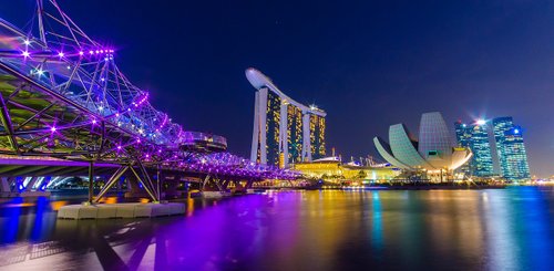 Skyline von Singapur mit Helix Bridge, Marina Bay Sands, Art Science Museum (blütenförmiges Gebäude), Marina Bay Financial Centre