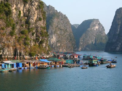 schwimmendes Dorf in der Halongbucht