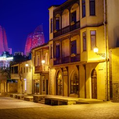 Baku Aserbaidschan Gegensatz zwischen mittelalterlicher Altstadt und moderner Architektur