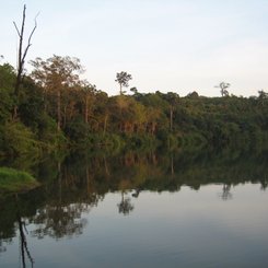 Yeak Laom vulkanischer See bei Banlung Ratanakiri Kambodscha