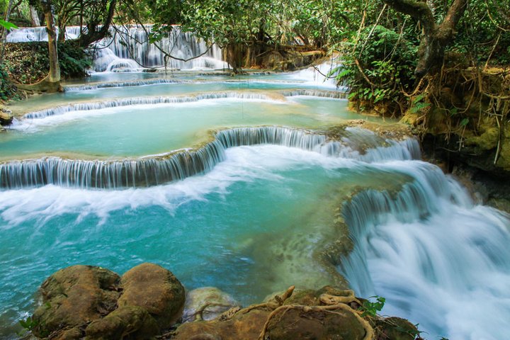 türkisblau der Kuang Si Wasserfall bei Luang Prabang Laos Indochina