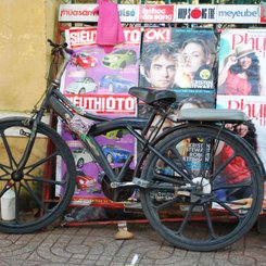 Fahrrad vor Werbeplakaten Vietnam