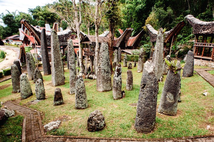 Sulawesi Menhire in Bori (Photo 109895125 / Bori © Linortis | Dreamstime.com)