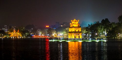 Hanoi am Abend Hauptstadt Vietnam in Indochina Asien