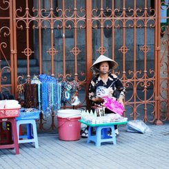 Straßenverkäuferin in Vietnam